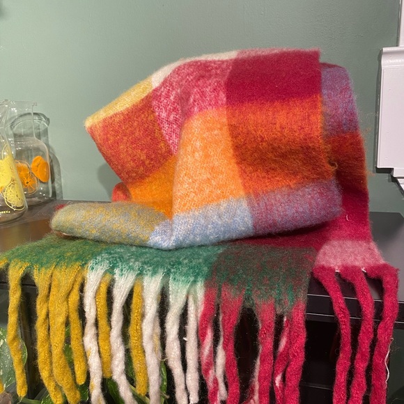 Long and wide colourful plaid scarf - Picture 2 of 7